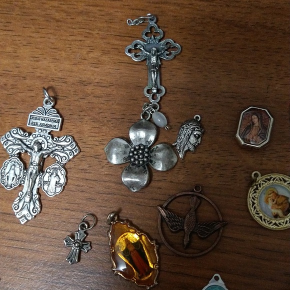 Religious Lot - Picture 3 of 9